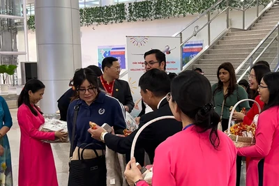 Những vị khách quốc tế đầu tiên đến Thành phố Hồ Chí Minh trong năm 2024.