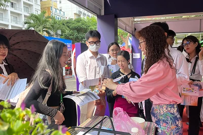 Người dân đến tìm hiểu các sản phẩm du lịch tại Ngày hội Du lịch Thành phố Hồ Chí Minh lần thứ 19.