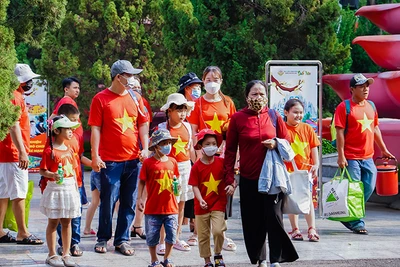 Du khách mặc trang phục cờ đỏ sao vàng có cơ hội được miễn phí vé vào cổng Suối Tiên trong ngày 30/4. (Ảnh: ST)