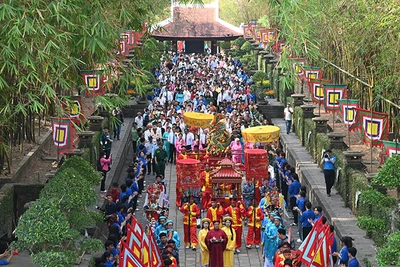 Diễu hành đón rước Lễ tại Đền Tưởng niệm các Vua Hùng, Công viên Lịch sử-Văn hóa Dân tộc. (Ảnh: QUỐC THANH).