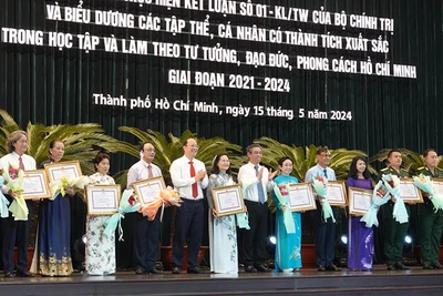 Biểu dương các cá nhân đã có thành tích xuất sắc trong học tập và làm theo tư tưởng, đạo đức, phong cách Hồ Chí Minh.