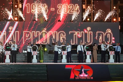 Các đại biểu thực hiện nghi thức khai mạc chương trình "Những ngày Hà Nội tại Thành phố Hồ Chí Minh".