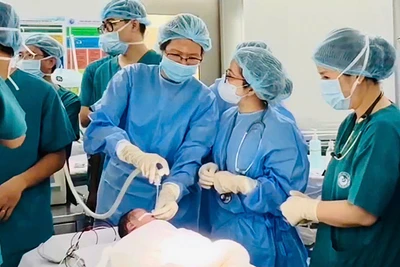 Sau khi đặt máy bé ổn và được chuyển về bệnh viện Nhi đồng 1 điều trị tiếp. (Ảnh bệnh viện cung cấp).