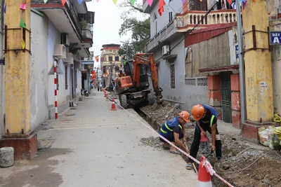 Quang cảnh thi công đường cấp nước vào khu tập thể Bệnh viện Tâm thần trung ương, xã Hòa Bình, huyện Thường Tín.