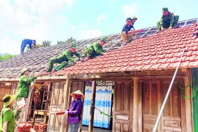 Đoàn viên Bộ đội Biên phòng và Công an tỉnh Quảng Bình tham gia sửa chữa nhà tạm cho hộ nghèo ở xã Thượng Hóa, huyện Minh Hóa.