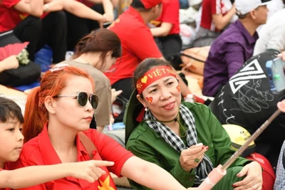 [Video] TP Hồ Chí Minh: Người dân đổ về bến Bạch Đằng, trải bạt xuyên đêm chờ xem Lễ diễu binh sáng 30/4