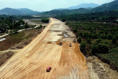 Thi công trên tuyến Cao tốc Bắc-Nam đoạn Vân Phong-Nha Trang. (Ảnh: Huy Hùng/TTXVN)