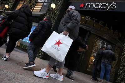 Ảnh minh họa: Khách hàng rời khỏi cửa hàng của thương hiệu bán lẻ hàng đầu Macy's ở khu trung tâm Manhattan, thành phố New York (Mỹ) ngày 11/12/2023. (Ảnh: REUTERS)