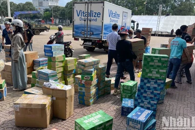 Chuẩn bị nhu yếu phẩm gửi tặng đồng bào bão lũ. (Ảnh: CÔNG LÝ)