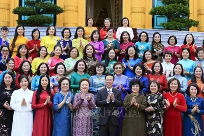 Ảnh minh họa: Chủ tịch nước và các nữ doanh nhân tiêu biểu năm 2023.