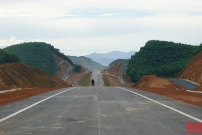 Đường cao tốc Cam Lộ-La Sơn.