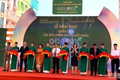 Cắt băng khai mạc Triển lãm các sản phẩm OCOP xuất khẩu (VIETNAM OCOPEX).