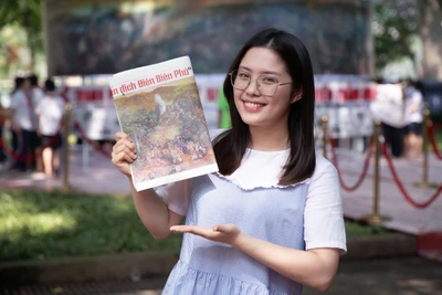 Bạn Trần Ngân Giang đã may mắn "lùng" được phụ bản tranh panorama số ngày 7/5 của Báo Nhân Dân. Ảnh: Sơn Tùng