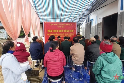 Toàn cảnh buổi bàn giao Nhà đồng đội cho Thiếu tá Hoa Quốc Đạt, Trợ lý Chính trị Kho K55, Cục Hậu cần Quân khu 4. Ảnh: Báo Quân đội nhân dân