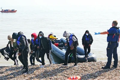 Một nhóm người di cư bị phát hiện khi nhập cư bất hợp pháp vào Anh. Ảnh: BBC/Thời nay