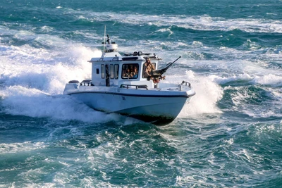 Các thành viên Lực lượng bảo vệ bờ biển Yemen tuần tra trên Biển Đỏ, ngoài khơi thị trấn Mokha thuộc tỉnh Taiz, ngày 12/12/2023. Ảnh: AFP/TTXVN