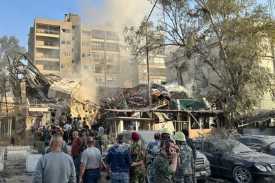 Lực lượng cứu hộ khẩn cấp làm nhiệm vụ tại hiện trường vụ oanh tạc khu vực gần Đại sứ quán Iran ở Damascus, Syria ngày 1/4/2024. (Ảnh: AFP/TTXVN)