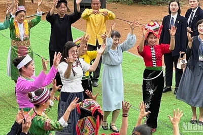 Phu nhân Lê Thị Bích Trân và Phu nhân Ishiba Yoshiko thăm Làng Văn hóa-Du lịch các dân tộc Việt Nam. 