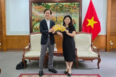 Cục trưởng Cục Hợp tác quốc tế Nguyễn Phương Hòa tiếp ông Wakisaka Michihiro, Giám đốc chiến lược toàn cầu của chính quyền tỉnh Kanagawa (Nhật Bản). 