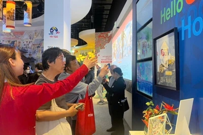 Khách tham quan không gian sản phẩm thủ công của Nhà Triển lãm Việt Nam tại EXPO 2025. (Ảnh: Cục Hợp tác quốc tế)