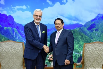 Chiều 12/6, Thủ tướng Phạm Minh Chính tiếp Đại sứ Đức tại Việt Nam Guido Hildner nhân dịp Đại sứ kết thúc nhiệm kỳ tại Việt Nam. (Ảnh: Trần Hải)