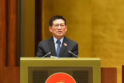 Tiếp tục chương trình làm việc Kỳ họp thứ 8, Quốc hội khóa XV, chiều 23/10, Phó Thủ tướng Chính phủ, Bộ trưởng Tài chính Hồ Đức Phớc đã trình bày Tờ trình về chủ trương đầu tư bổ sung vốn nhà nước tại Ngân hàng Thương mại cổ phần Ngoại thương Việt Nam (VCB). (Ảnh: THỦY NGUYÊN)