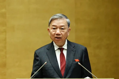 Đại tướng Tô Lâm, Ủy viên Bộ Chính trị, Bộ trưởng Công an trình bày Tờ trình về dự án Luật sửa đổi, bổ sung một số điều của Luật Cảnh vệ. (ẢNH: LINH KHOA)