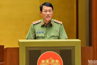 Bộ trưởng Công an Lương Tam Quang trình Tờ trình về dự án Luật Phòng, chống mua bán người (sửa đổi) trước Quốc hội chiều 7/6. (Ảnh: THỦY NGUYÊN)