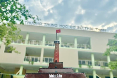 Cắt ghép mô hình Cột cờ Hà Nội từ Báo Nhân Dân: Lan tỏa tình yêu lịch sử đất nước 