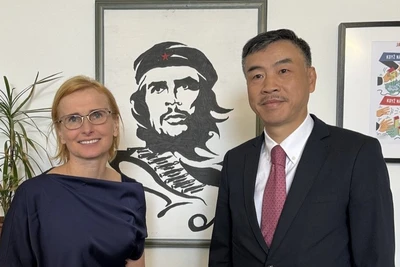 Đại sứ Dương Hoài Nam và Chủ tịch Đảng Cộng sản Séc-Morava Katerina Konecna. (Ảnh: Ngọc Biên/TTXVN) 