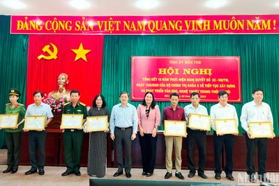 Lãnh đạo tỉnh Bến Tre trao bằng khen cho các tập thể và cá nhân có thành tích xuất sắc trong thực hiện Nghị quyết số 23 của Bộ Chính trị khóa X.