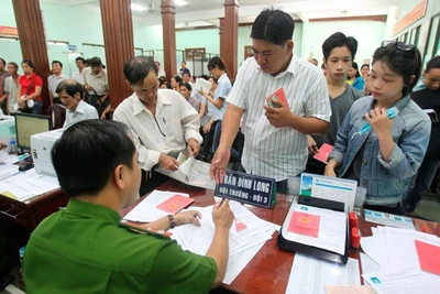 Sổ hộ khẩu, sổ tạm trú chính thức hết giá trị sử dụng. (Ảnh: Bộ Công an)