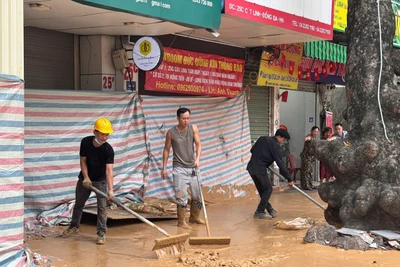 Chiều 27/5, một lượng lớn bùn lỏng đã bất ngờ trào lên kín mặt đường, ảnh hưởng tới nhiều hộ dân trên đường Cát Linh (Đống Đa, Hà Nội).