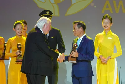 Ông Đặng Anh Tuấn - Phó Tổng giám đốc Vietnam Airlines - nhận giải thưởng từ Tổ chức World Travel Awards.