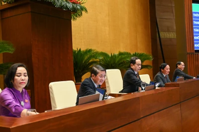 Biểu quyết thông qua Nghị quyết về Chương trình giám sát của Quốc hội năm 2025. (Ảnh: THỦY NGUYÊN) 