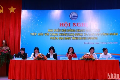 Các đại biểu chủ trì hội nghị.