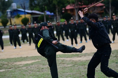 [Ảnh] Cảnh sát cơ động Tây Bắc "vượt nắng thắng mưa" giữ vững bình yên nơi phên dậu Tổ quốc 