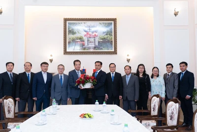 Đại diện Đại sứ quán Lào chúc mừng lãnh đạo và cán bộ Đại sứ quán Việt Nam tại Nga.