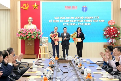 Đồng chí Lê Quốc Minh trao Kỷ niệm chương Vì sự nghiệp Báo Nhân Dân cho các đồng chí Đào Hồng Lan, Bộ trưởng Y tế, Trần Văn Thuấn, Thứ trưởng Y tế. (Ảnh: Thế Đại)