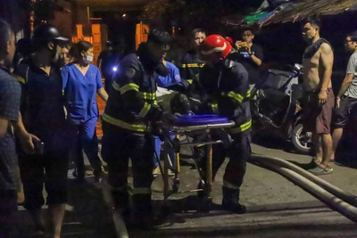 Lực lượng chức năng cứu hộ các nạn nhân trong đêm.