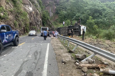 Hiện trường vụ tai nạn thương tâm khiến 4 du khách tử vong tại Khánh Hòa. (Ảnh: Báo Khánh Hòa)