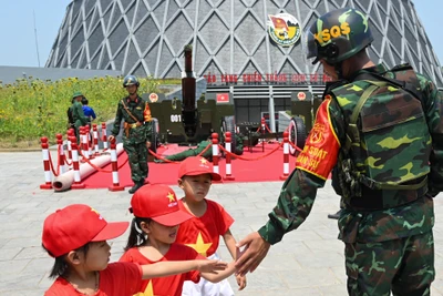 [Ảnh] Du khách nườm nượp đổ về Điện Biên dịp kỷ niệm 70 năm Chiến thắng Điện Biên Phủ