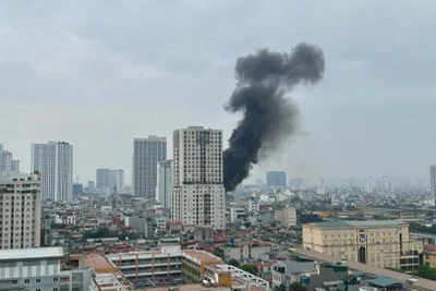 Nhìn từ xa, khói đen bốc lên từ đám cháy. Rất may không có thiệt hại về người trong vụ việc trên. (Ảnh: Minh Nguyễn)