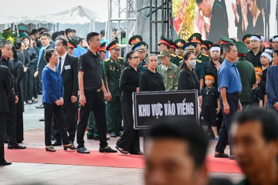 [Ảnh] Nhân dân xếp hàng dài viếng Tổng Bí thư Nguyễn Phú Trọng ở quê hương Lại Đà 