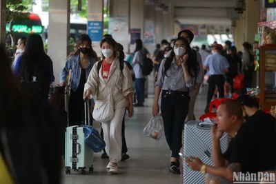 Người dân đổ ra các bến xe để về quê nghỉ lễ.