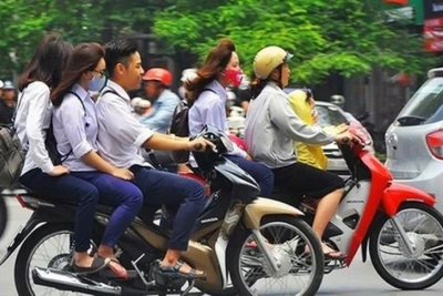 Tình trạng học sinh vi phạm pháp luật về trật tự an toàn giao thông hiện nay ngày càng phổ biến và diễn biến phức tạp. (Ảnh: Báo Nhân Dân)