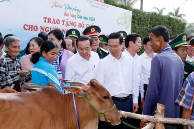 Chủ tịch nước Võ Văn Thưởng tặng bò cho hộ nghèo của chương trình “Xuân biên phòng ấm lòng dân bản”. (Ảnh: TTXVN)