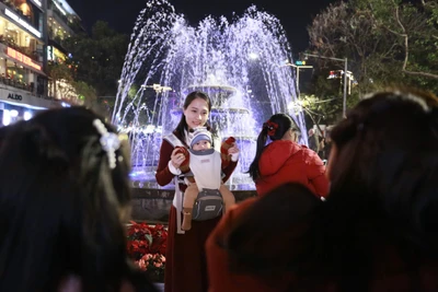 [Ảnh] Phố phường Hà Nội rộn ràng chuẩn bị đón chào năm mới Ất Tỵ 2025