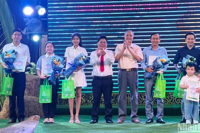 Ban Tổ chức trao giải cho các tác giả đoạt giải cuộc thi ảnh đẹp “Nụ cười Bến Tre”.