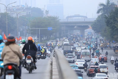 Báo cáo Hiện trạng môi trường Việt Nam 2023 vừa được Bộ Tài nguyên và Môi trường công bố cho biết, ô nhiễm không khí đứng thứ 5 trong bảng xếp hạng về nguy cơ tử vong và bệnh tật tại Việt Nam. Ô nhiễm không khí làm tăng nguy cơ nhiễm trùng đường hô hấp, bệnh tim, đột quỵ và ung thư phổi.